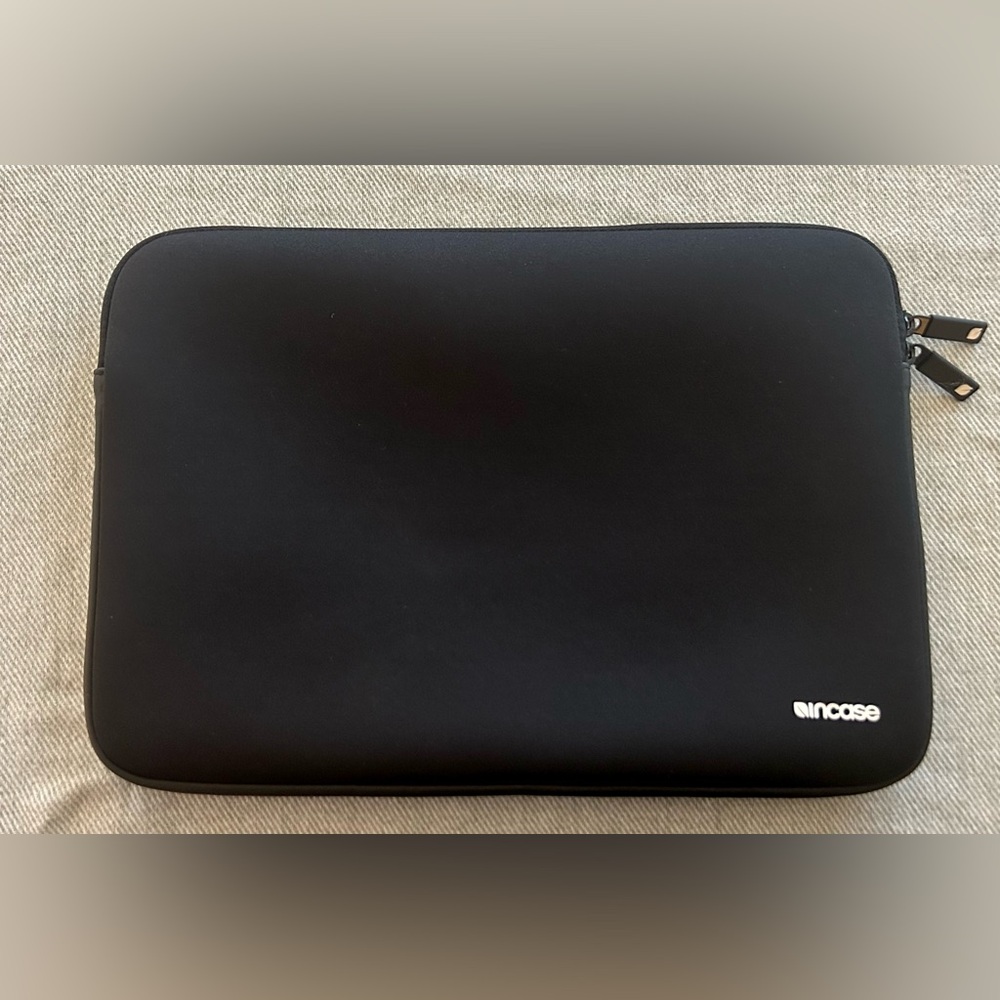 Incase LAPTOP CASE For 15” MacBook Pro Classic Neoprene Sleeve Water Resistant